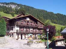 Votre h�bergement en Savoie, dans le Val d'Arly au coeur de l'Espace Diamant, dans un v�ritable chalet h�tel tout confort et votre s�jour randonn�es inclus.
